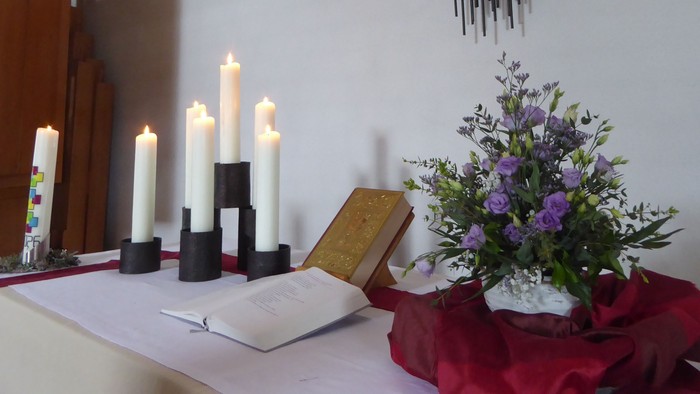 Altar Lehnheim mit Kerzen, Blumen und Kreuz
