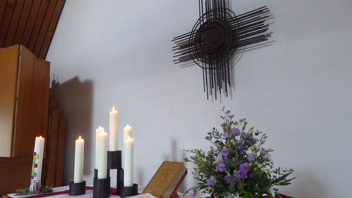 Altar Lehnheim mit Kerzen, Blumen und Kreuz