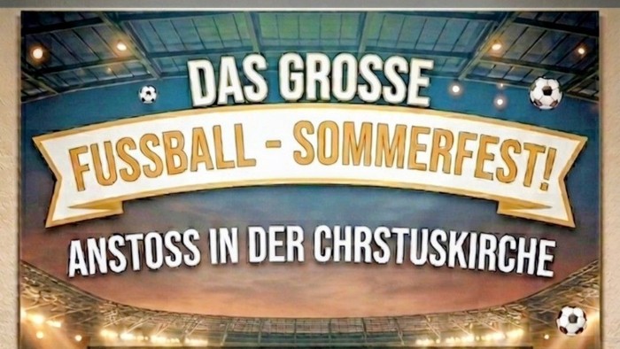 Ein festliches Plakat kündigt ein großes Fußball-Sommerfestspiel zwischen Deutschland und Curaçao am 14. Juni 2026 in der Christuskirche an.