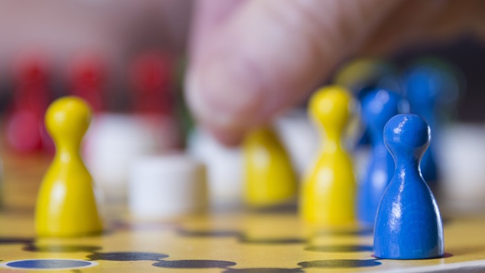 Ein Mensch-Ärgere-Dich-nicht-Spiel ist abgebildet