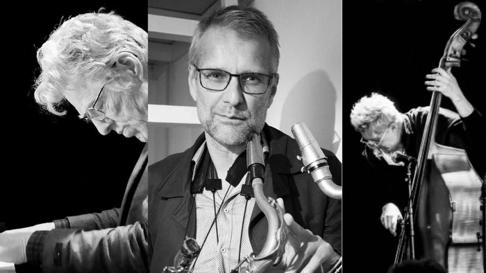 Tre musikere, der spiller messing- og strygeinstrumenter i et triptykon opsætning i sort-hvidt foto.