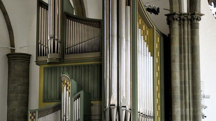 Kirchenorgel mit Pfeifen und Empore