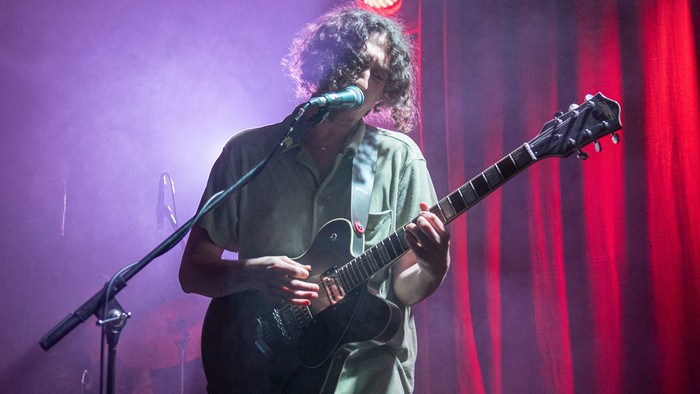 Sänger Gritty Junge mit Gitarre
