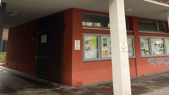 Evangelische Melanchthon-Gemeinde Gebäude mit rotem Eingang und großen Fenstern