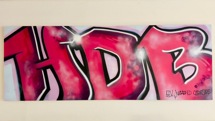 Das Bild zeigt ein Graffiti-Kunstwerk mit den Buchstaben 