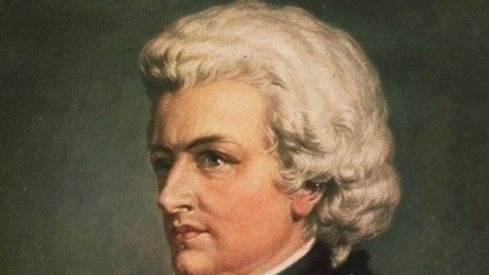 Portræt af Wolfgang Amadeus Mozart i formelt 18. århundredes tøj med pudret hår.