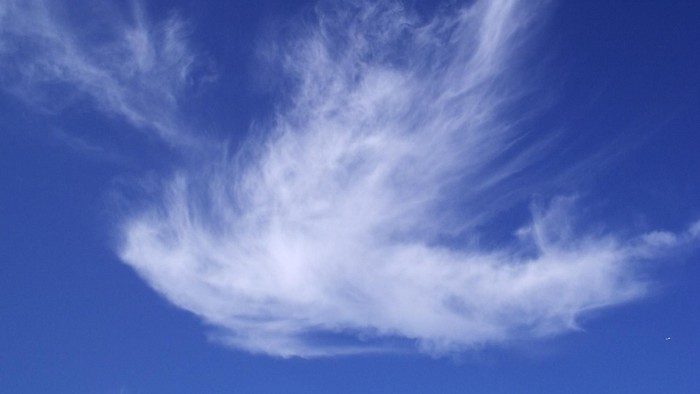 Eine Wolke in Form einer Taube symbolisiert den Heiligen Geist