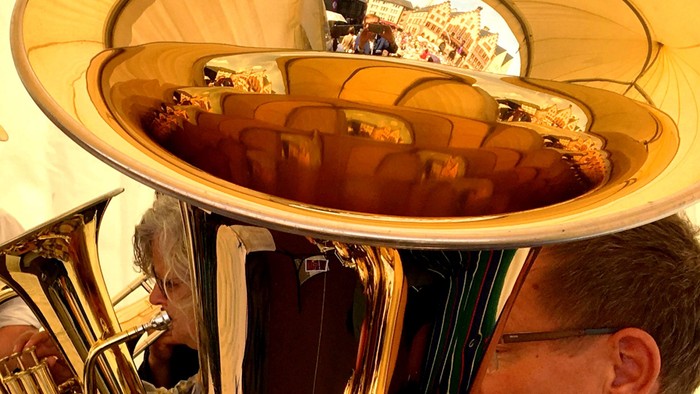 Teil eines goldfarbenen Bleckblasinstrumentes. 