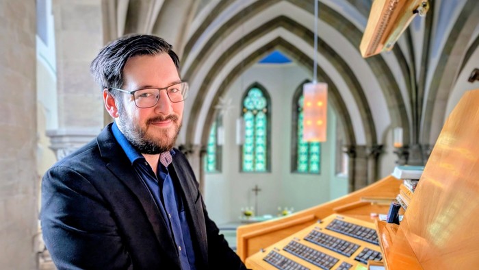 Mann spielt Orgel in der Kirche.