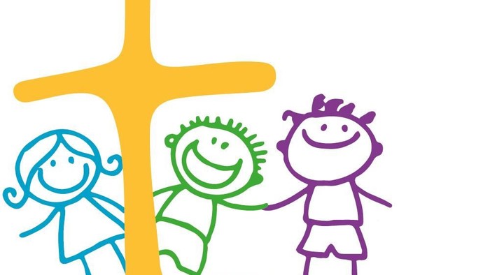 Das Bild zeigt drei Kinder vor einem Kreuz mit dem Text 