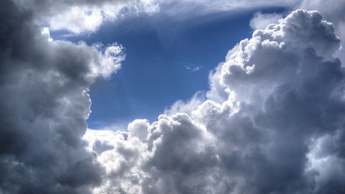 Dramatische Wolkenformationen vor blauem Himmel