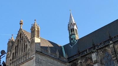 Der Magdeburger Dom vor strahlend blauem Himmel.