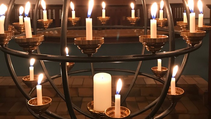 En stor kuglelygte med mange lysede lys.