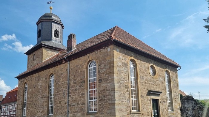 Alte Kirche mit Turm und spitzen Fenstern aus Stein gebaut
