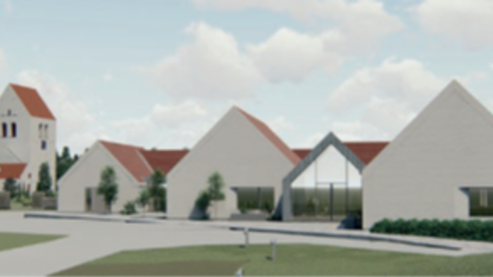 Moderne kirkekompleks med hvide bygninger, røde tage og en anlagt grøn græsplæne under en klar himmel.