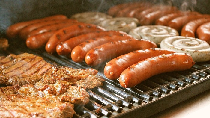 Grillen mit Würstchen, Steak und Pilzen