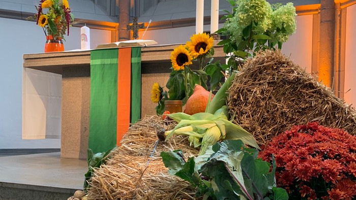 Bunte Ernte in Kirche mit farbenfrohen Blumen und Gemüse
