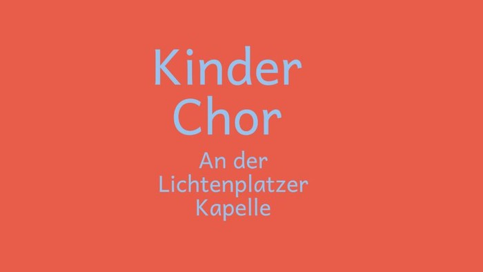 Ein lebendiges rotes Banner mit der Aufschrift „Kinder Chor“ und „An der Lichtenplatzer Kapelle“ in weißer Schrift.