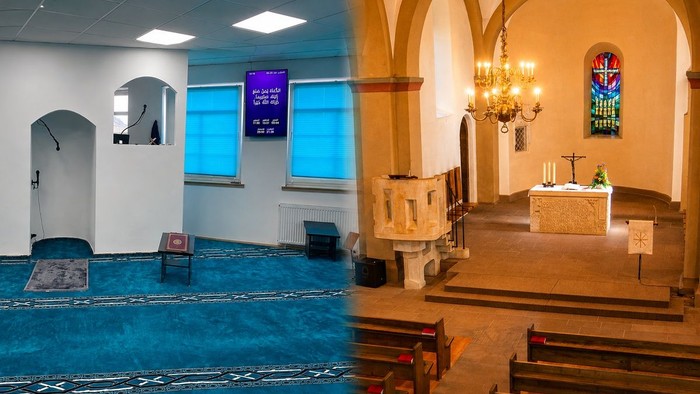 Ein Vergleich nebeneinander eines Gebetssaals einer Moschee und des Innenraums einer christlichen Kirche mit markantem Altar und Sitzanordnung.