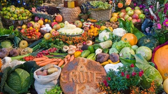 Vielseitige Auswahl an frischem Obst und Gemüse auf einem Marktstand