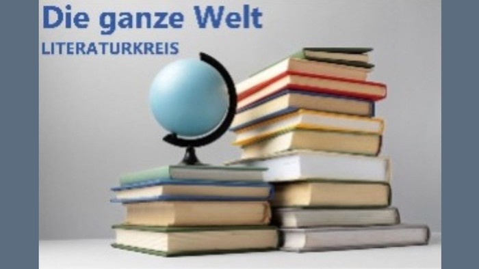 Fotos von Büchern und einem Globus