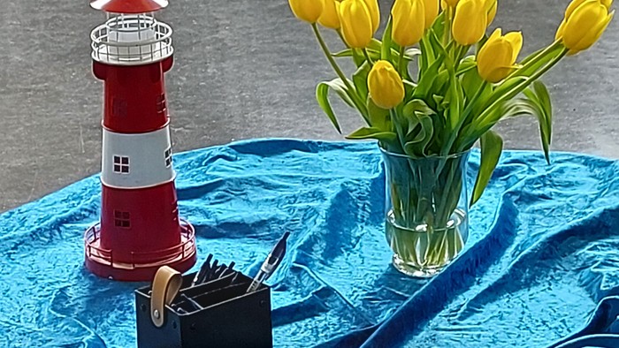 Blauer Tischtuch, Leuchtturm, gelbe Tulpen, Besteckbox