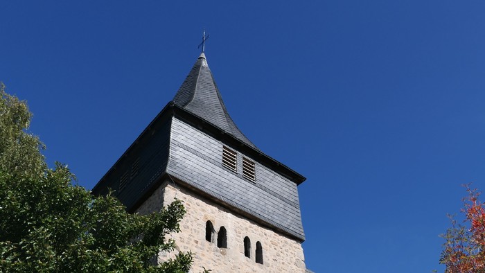Aufnahme des Kirchturms der Petruskirchen in Nieder-Ense