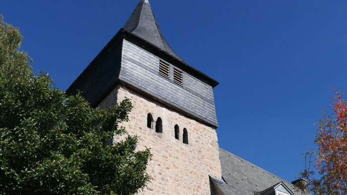 Aufnahme des Kirchturms der Petruskirchen in Nieder-Ense