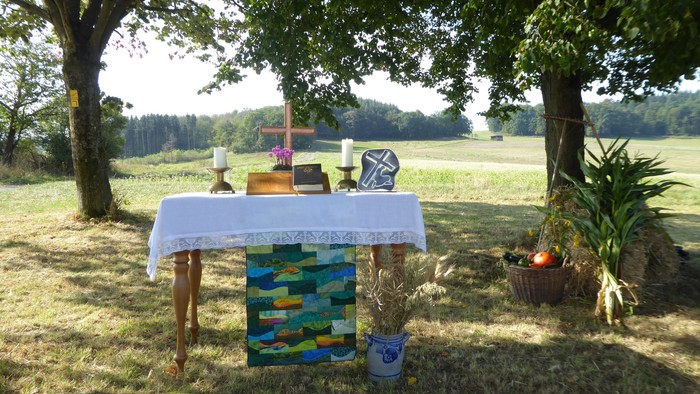 Erntedank-Altar bei den 3 Linden, Stockhausen