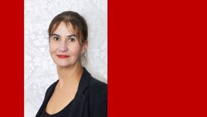 Portraitfoto Kiki Krebs auf rotem Hintergrund