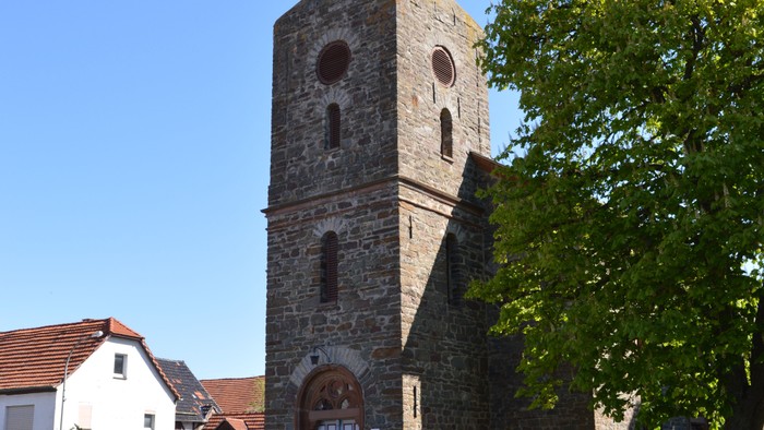 Das Foto zeigt den Turmeingang der Kirche in Neukirchen