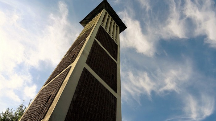 Der Glockenturm der Paul-Gerhardt-Kirche von schräg unten gen Himmel