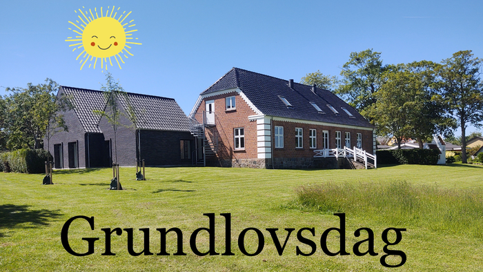 Et muntert solbeskinnet sceneri af et charmerende hus på en lys Grundlovsdag, Danmarks Grundlovsdag.