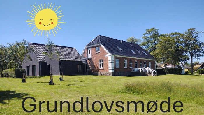 En stor, solskinnende gård med et stort hus og en græsplæne