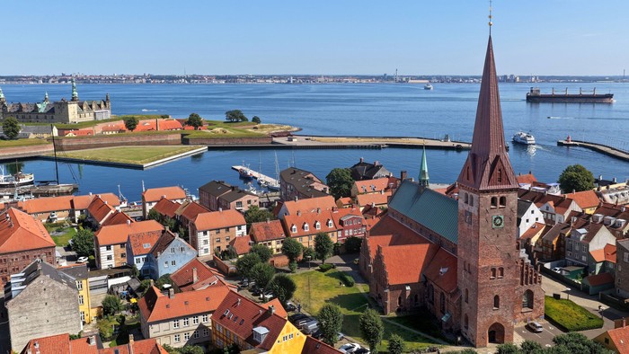 Helsingør Domkirke med by, havn, Kronborg og svenskekysten