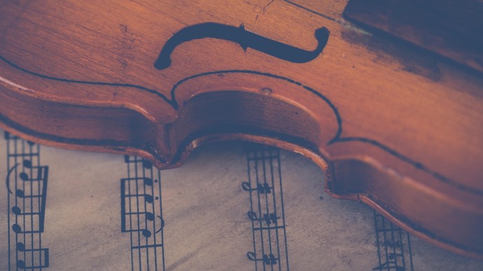 Ein Cello liegt auf Notenblättern