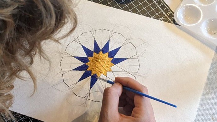 Workshop zur geometrischen Gestaltung: Zeichnen und Malen berühmter Muster aus Judentum, Christentum und Islam