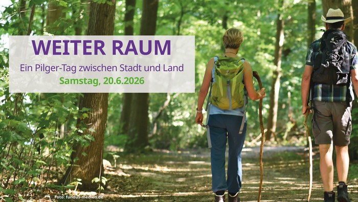zwei Menschen wandernd im Wald, dazu Text