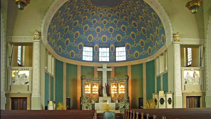 Innenraum einer Kirche mit Kuppelgewölbe und Altarraum