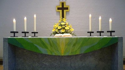Altar mit Kerzen und Kreuz in Kirche
