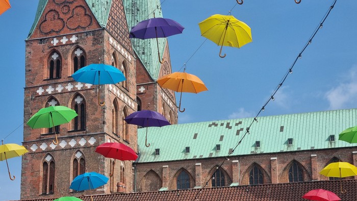 Ansicht der Marienkirche mit bunten Schirmen.