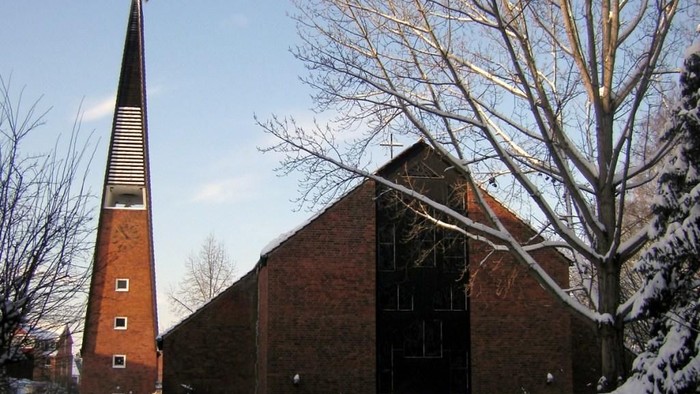 Kirchengebäude mit hohem Turm im Schnee