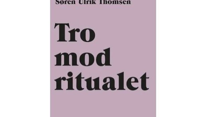 Forsiden af bogen, støvet lilla baggrund med teksten: Kristndommen ifølge….søren ulrik Thomsen Tro mod ritualet, Eksistensen (forlag)
