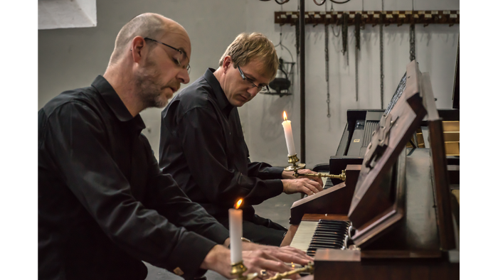 Die beiden Musiker Christoph Lahme und Oliver Drechsel an den Instrumenten mit Kerzenlicht