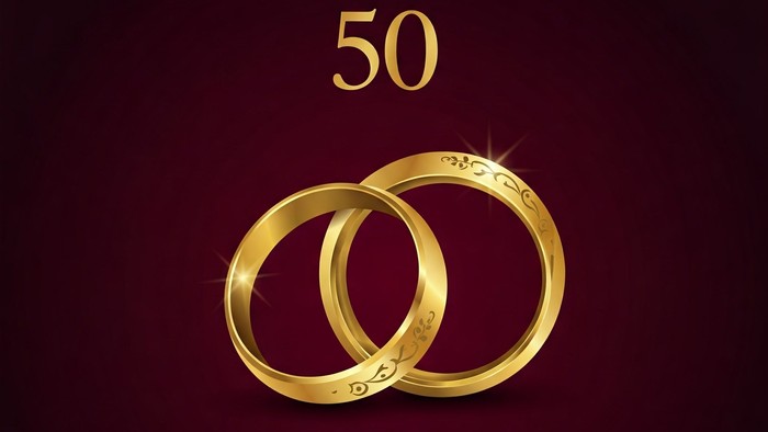 Goldene Eheringe vor dunklem Hintergrund mit der Zahl 50