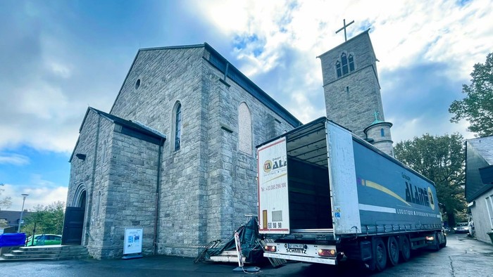 Kirche mit einem Umzugs-Lkw, der draußen geparkt ist