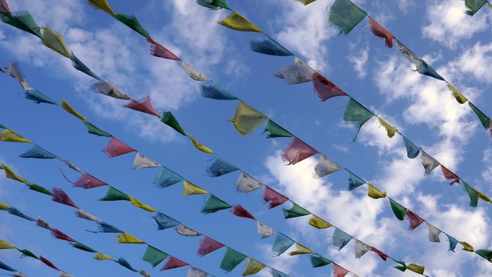 Bunte Fähnchen flattern im blauen Himmel