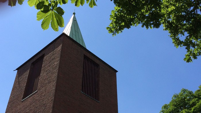 Kirchturm mit Kastanienblättern