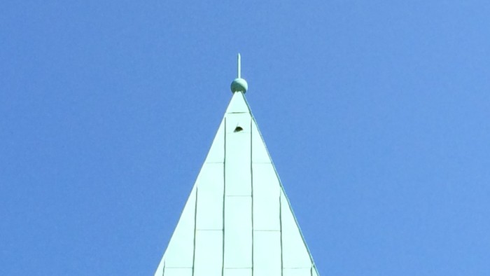 Kirchturmspitze vor strahlendblauem Himmel