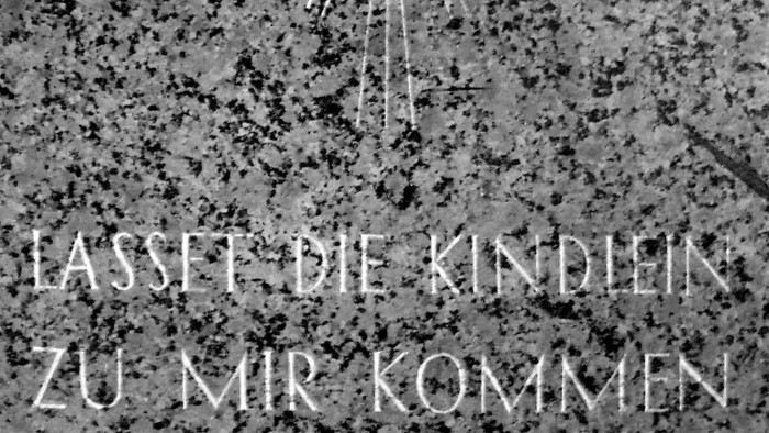 Gravur mit Sonnenmotiv und deutschem Spruch